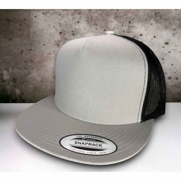 YUPOONG 6006 FLAT BILL - SILVER/BLACK
